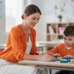 découvrez la fiche métier aesh : rôle, missions, compétences et formation pour accompagner les élèves en situation de handicap.