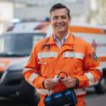 découvrez le métier d'ambulancier/ambulancière : missions, compétences requises, formation et perspectives de carrière pour intervenir en urgence et assurer le transport médicalisé.